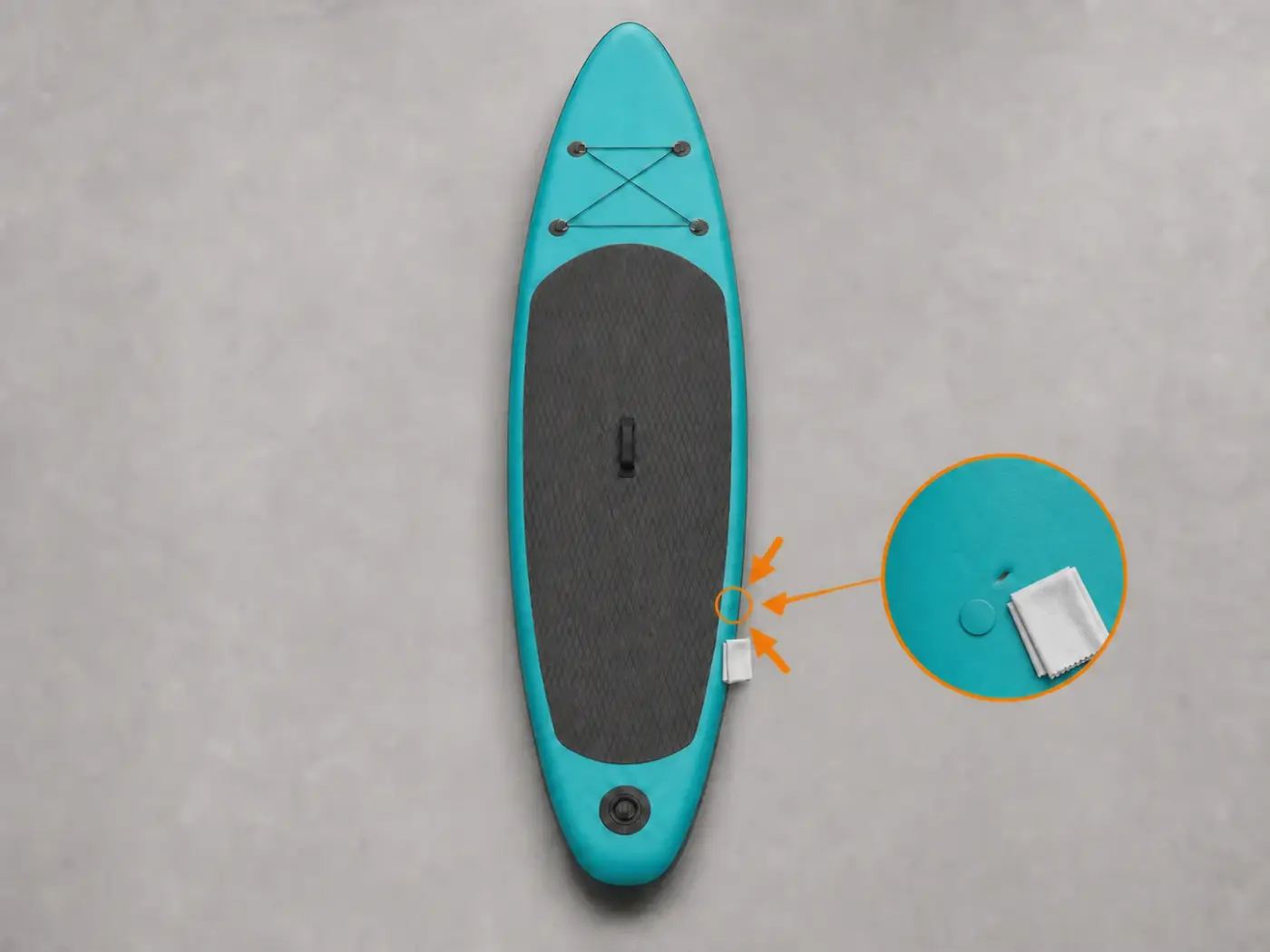 Pièce de PVC aux angles arrondis et deux surfaces nettoyées avec un chiffon