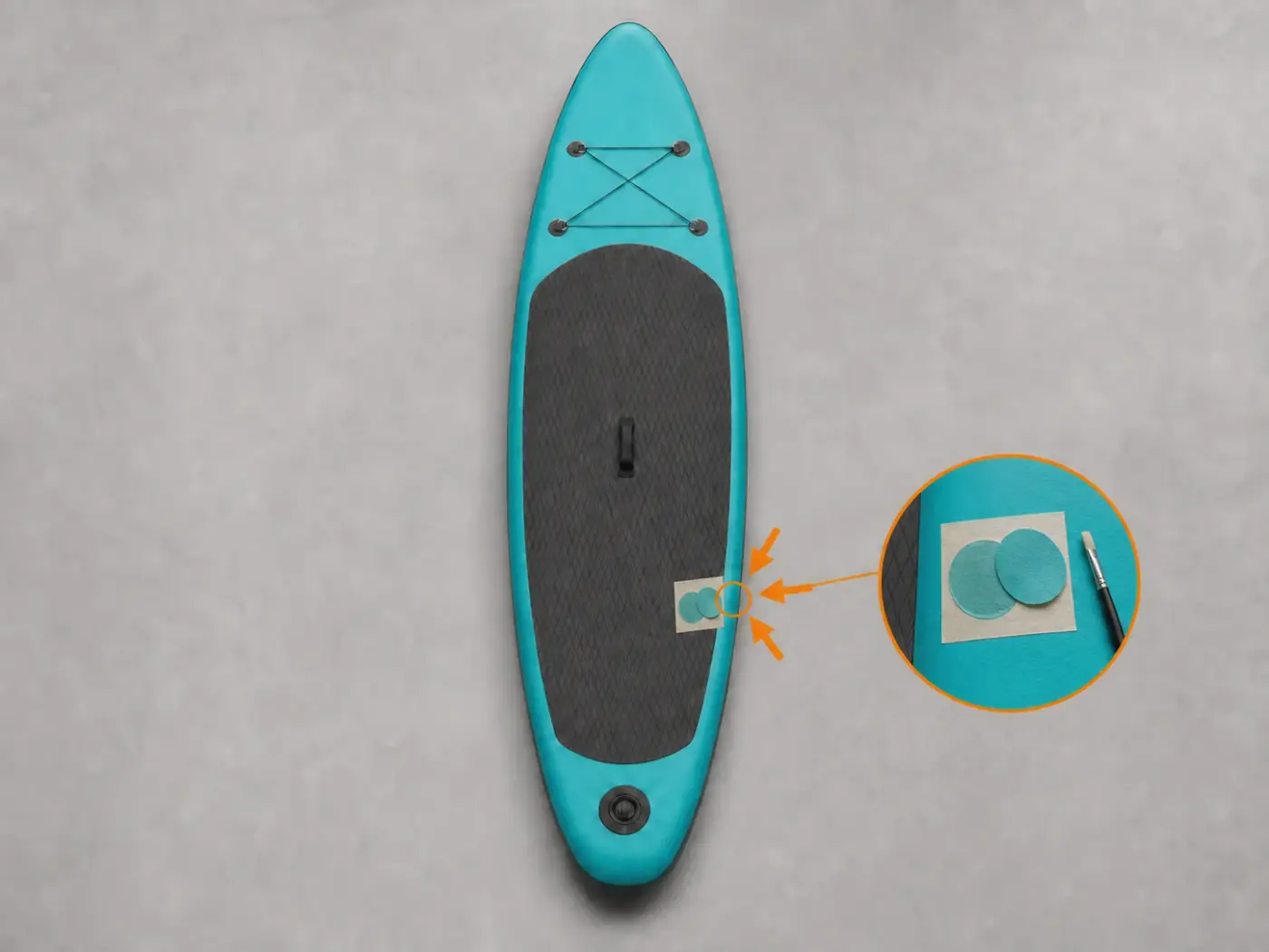 Première couche de colle très fine appliquée sur la pièce et le SUP