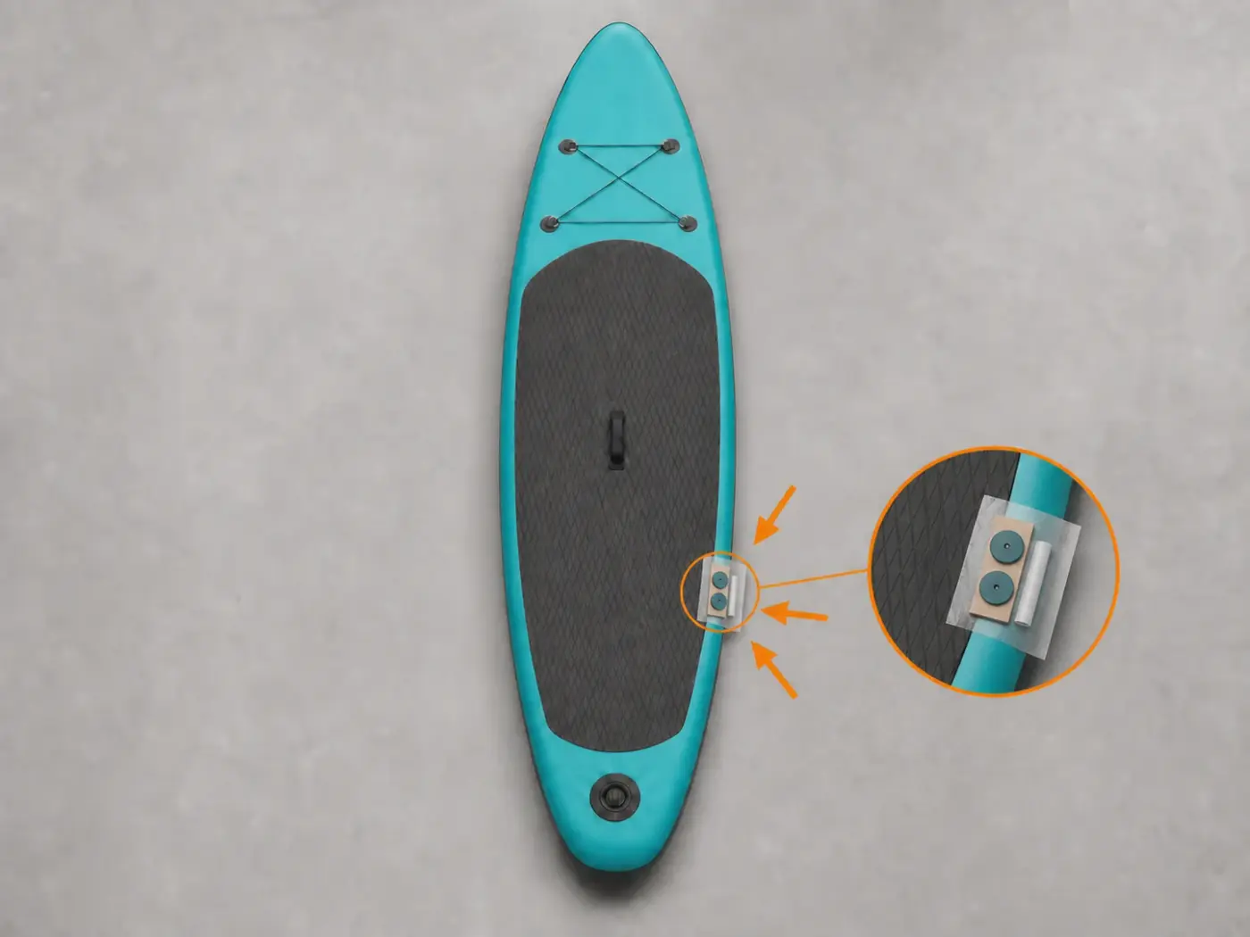 Deckpad liegt unter einer flachen Platte und gleichmäßigem Gewicht, der Handroller ruht daneben