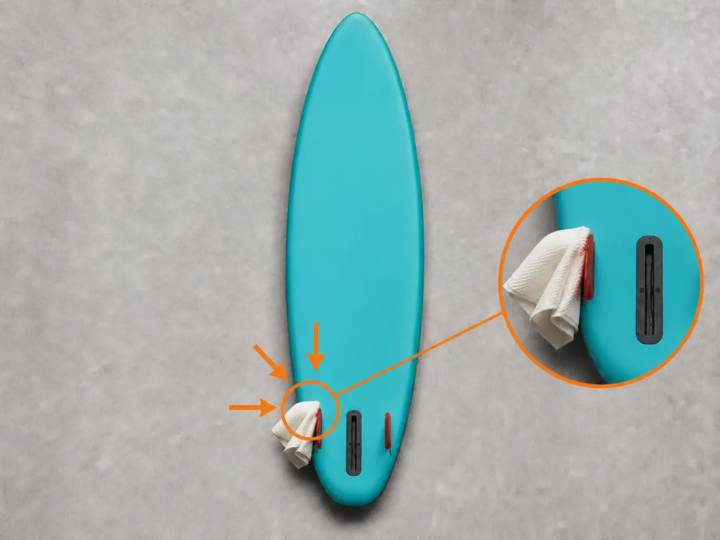 Quilha quente seca com uma toalha, com a base e a superfície do SUP totalmente visíveis